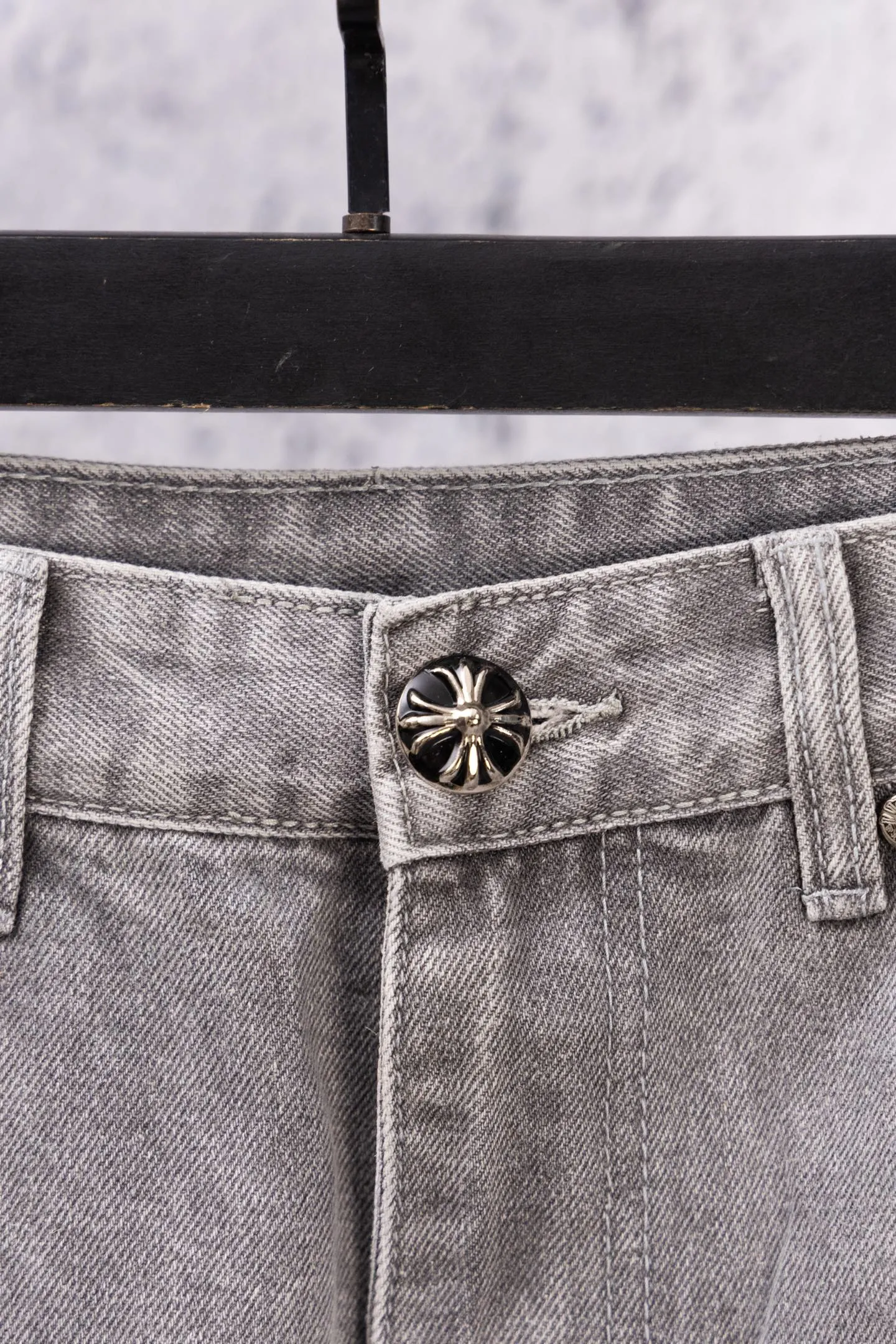 P210 Chromehearts limited edition classic black cross patch leather gray jeans, priced at 34W level, patchwork cross pattern embellishment, washed jeans! ! An absolutely high-end luxury product, a 1.9W-level god-level single product, a super popular product, made by top heavy industry, a magic weapon that cannot be missed! [About Zangyin] This is an extremely luxurious fashion brand that can also be called the aristocracy of the high street. It has always been an exclusive brand for some hipsters or rich second generations. Compared with ordinary high streets, it is more luxurious and noble. Compared with luxury brands, it is more fashionable and individual. It has always been a brand that I have a special liking for. [Top heavy industry fashion design] Consistently high-street luxury style. Speaking of this style, the Zangyin family and GU family are definitely the leading representative brands. Especially the Zangyin family has really achieved a state-of-the-art effect in creating high-street style. The unique washed material is used to create this style. The color system is already quite eye-catching. After it is decorated with patchwork cross flowers, it cleverly highlights the charm of the brand. Secondly, this style uses classic The high-waist cutting design highlights the long legs and fashionable temperament of the upper body. The brand is highly recognizable and the slim fit configuration is more suitable for daily wear. It is a product that interprets personality, fashion, and specifications at a glance. This single product is enough to make any fan excited. It can be a white T-shirt for a youthful college style, or a tight suspender for a royal style. It has strong matching ability and can be easily controlled by men.  [Materials and craftsmanship] Needless to say, this point goes without saying. As an excellent craftsman brand, Zangyin’s requirements for details and craftsmanship are really perfect. The washed color of this model has gone through so many processes, not to mention the embellishment of denim appliques. It is also purely hand-made and sewn. Just like what they believe in, only hand-made things have soul and have the meaning of wear. A top-notch heavy-duty fashionable denim item, I look forward to your perfect interpretation! !  Color: Gray Size: 28-36